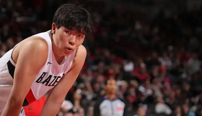 杨瀚森身穿开拓者球衣在场上休息的镜头