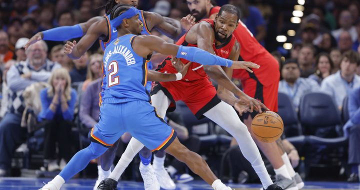 火箭杜兰特运球遭到雷霆亚历山大严防