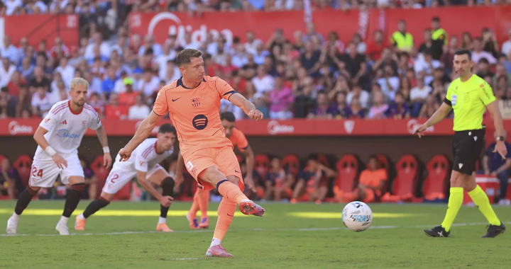 莱万多夫斯基主罚点球偏出 巴塞罗那客战塞维利亚 西甲联赛比赛瞬间