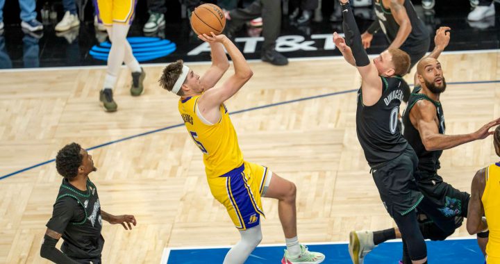 里夫斯突破两人防守抛投出手，湖人客场对阵森林狼的绝杀瞬间。