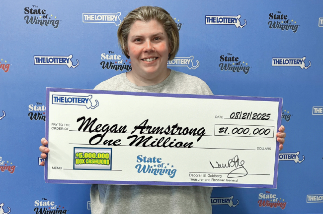 美国女子展示刮刮乐中奖彩票与巨额支票现场 美国 彩票 刮刮乐 714万