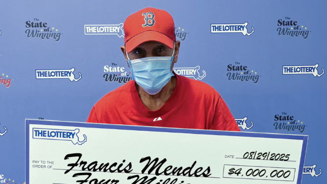 领奖者戴口罩在领奖背景板前手持巨额支票的合影