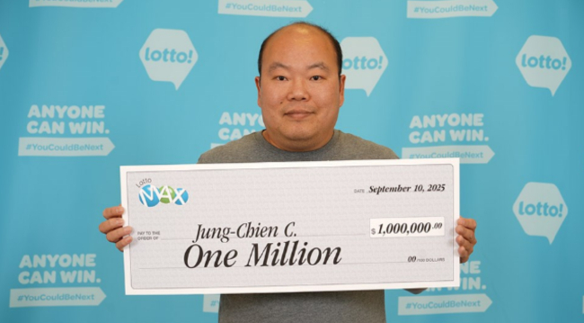加拿大Lotto Max得主展示$1,000,000支票 卑诗省BC Lottery领奖照片
