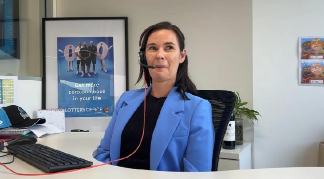 澳大利亚彩票客服在办公室致电中奖者的场景 示意强力球大奖通知电话