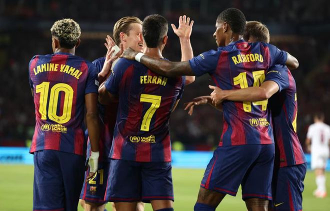 巴萨球员进球后在禁区前集体庆祝的场面