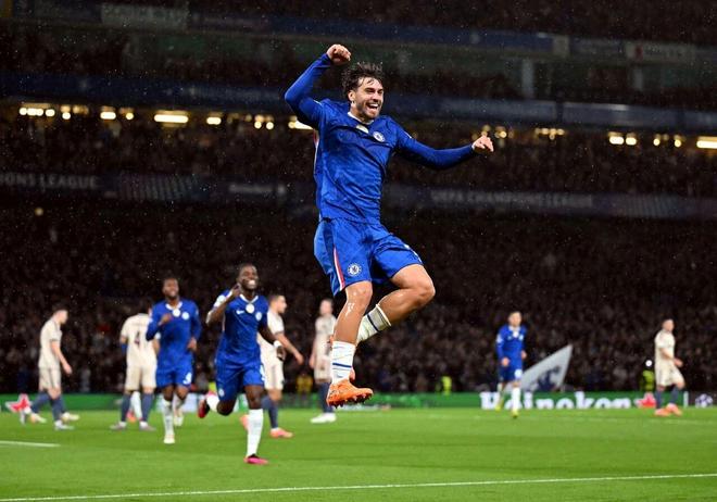 切尔西前锋在斯坦福桥腾空庆祝，雨战中激情瞬间