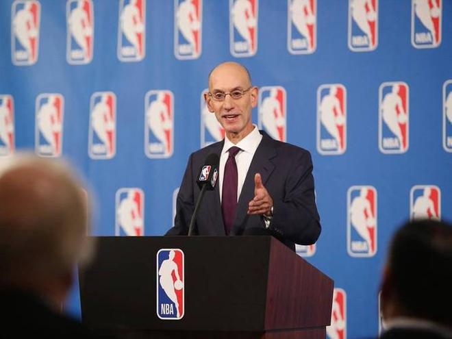 亚当·萧华在NBA背景板前召开发布会，回应赌球丑闻与联邦起诉