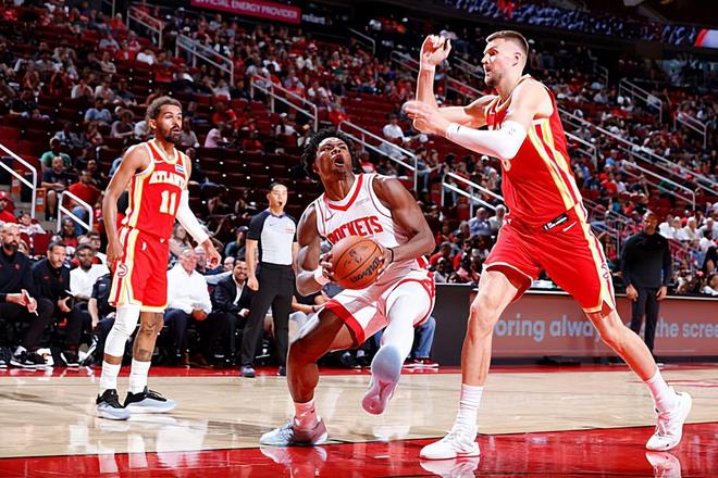 火箭对老鹰季前赛 阿门汤普森突破造杀伤 面对内线防守的比赛画面