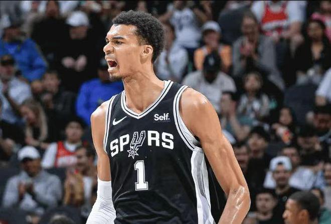 文班亚马怒吼庆祝，马刺客场击败步行者的比赛瞬间