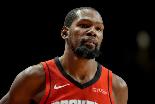 杜兰特身穿火箭球衣的比赛近景，表情专注