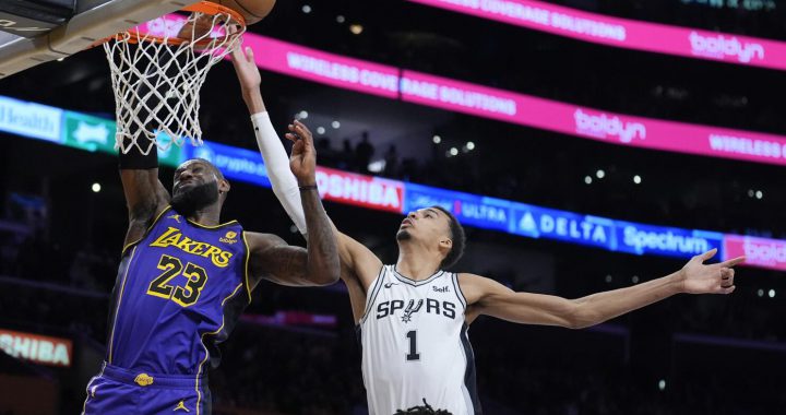 湖人詹姆斯上篮，马刺文班亚马从后方补防