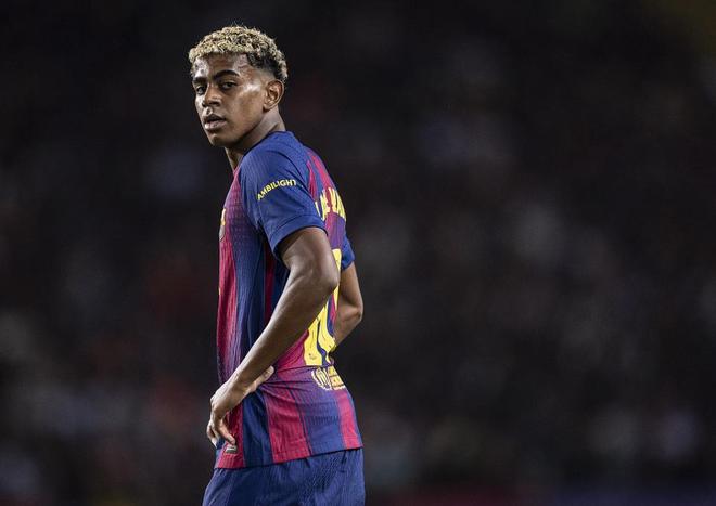 欧冠焦点战中亚马尔带球突进被努诺门德斯防守 巴萨主场1比2不敌巴黎