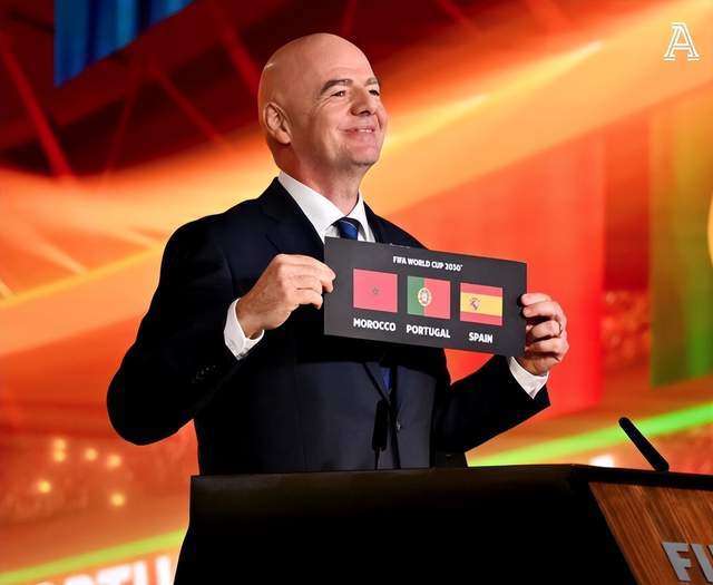 国际足联主席在发布会上展示“Morocco·Portugal·Spain”牌面的照片