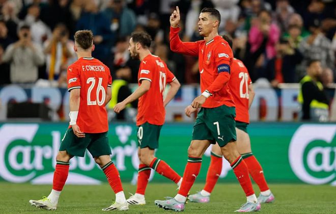 葡萄牙队赛后画面，C罗举手示意 的特写，世预赛小组赛焦点战