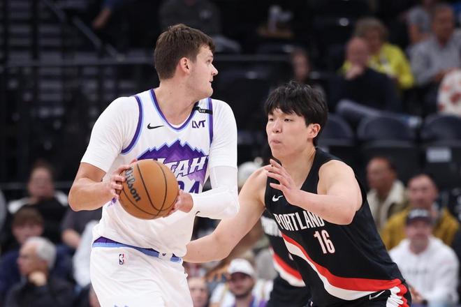 杨瀚森替补席情绪激动，用毛巾拭泪的近景画面