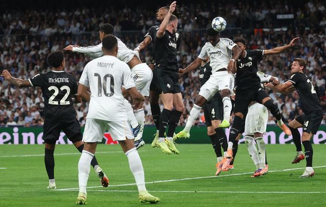 皇马与尤文禁区内高空争顶场面，欧冠小组赛焦点战攻防激烈