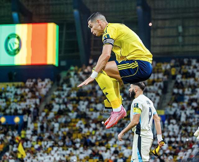 C罗跃起争顶瞬间，利雅得胜利对阵吉达联合的沙王冠比赛现场