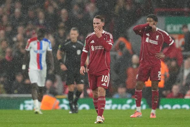 雨战中利物浦球员神情沮丧，比分落后水晶宫0-3。