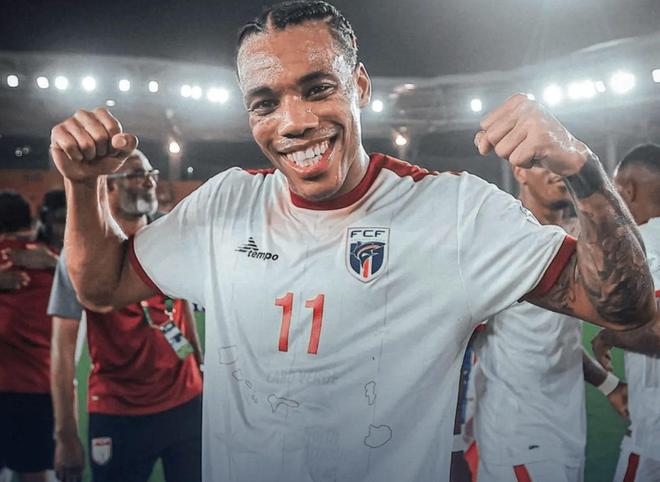 佛得角前锋赛后握拳庆祝近景