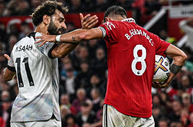 利物浦球员与曼联球员在双红会比赛中激烈对抗，英超焦点战的紧张氛围一触即发。