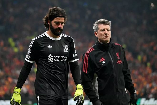 利物浦门将阿利松在欧冠客场受伤离场 与队医并肩走下球场神情凝重