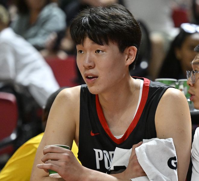 杨瀚森在场下休息喝水