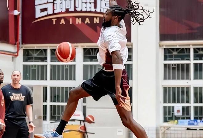 掘金旧将法里德加盟台湾联赛，重现半兽人斗志，在篮球场上展现不灭的拼劲与热血激情。