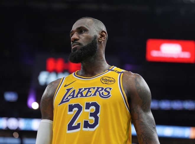 洛杉矶湖人队球员詹姆斯身穿23号球衣在场上，表情专注等待比赛