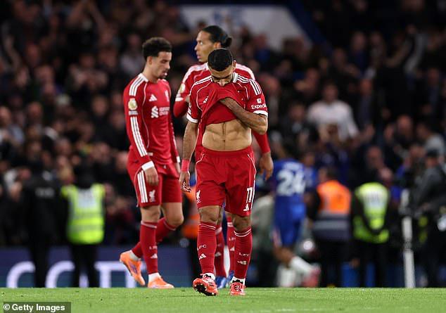 利物浦输给切尔西后萨拉赫低头离场 范戴克在后方表情凝重