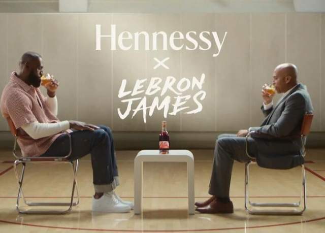 詹姆斯与品牌方在球馆场景对饮 宣布与轩尼诗合作的广告画面