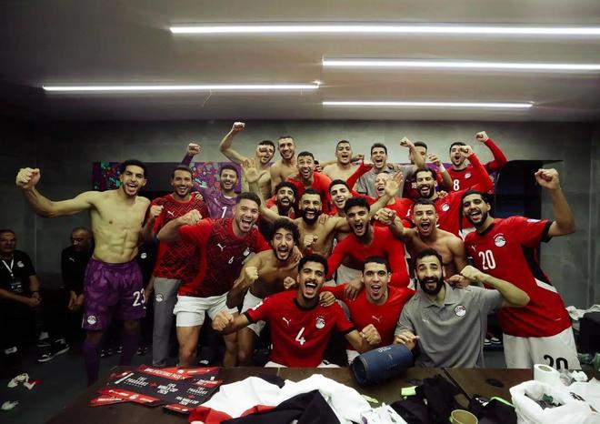 更衣室合影：埃及国家队更衣室欢庆晋级世界杯，球员举拳高呼场面热烈