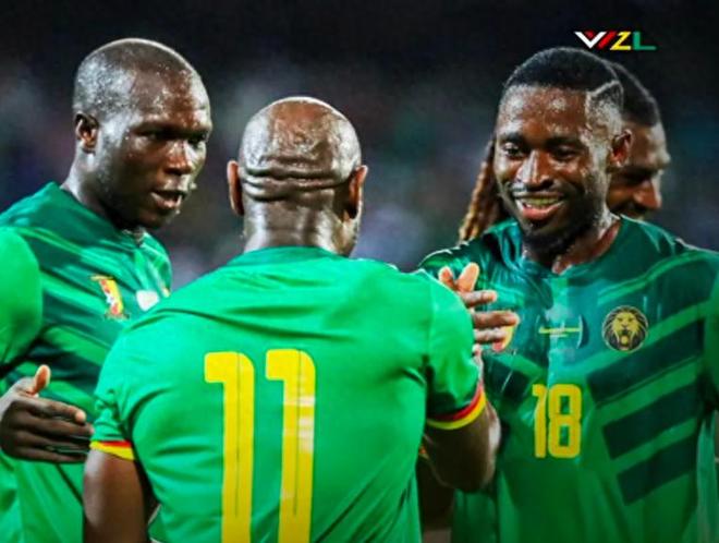 佛得角球员赛后围成一圈激情庆祝首次晋级世界杯的场景