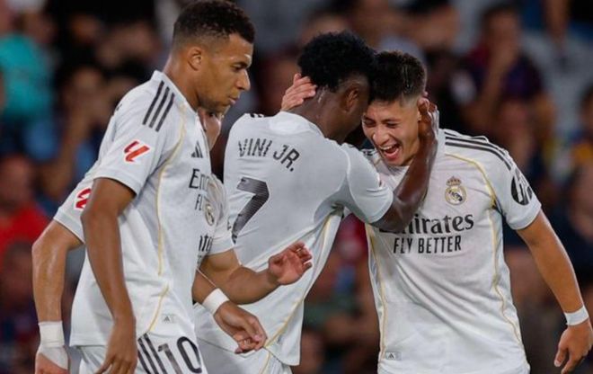 皇马球员姆巴佩与维尼修斯在比赛中庆祝进球的瞬间