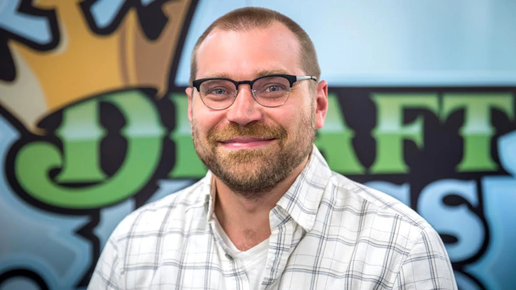 DraftKings联合创始人马特·卡利什宣布卸任总裁，CEO Jason Robins感谢其贡献，公司加速布局预测市场与媒体合作。