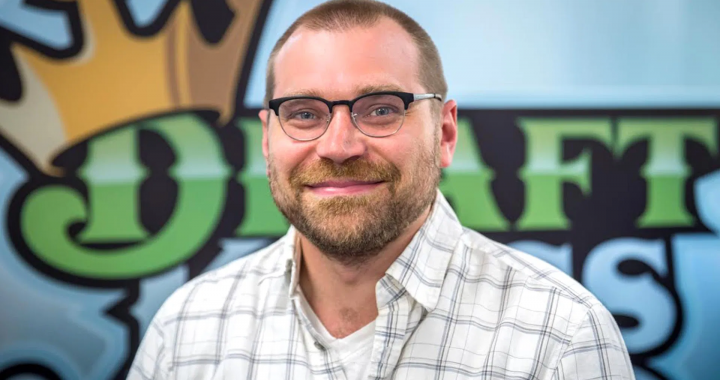 DraftKings联合创始人马特·卡利什宣布卸任总裁，CEO Jason Robins感谢其贡献，公司加速布局预测市场与媒体合作。