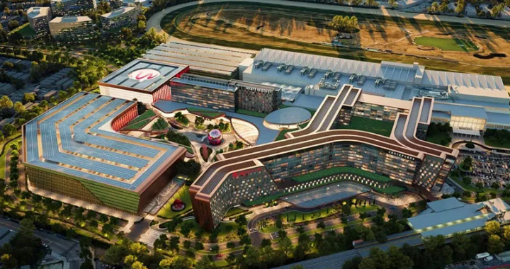 纽约云顶世界（Resorts World New York）扩建后的俯瞰效果图。该渲染图展示了拟建的现代化大型赌场度假村综合体，包括酒店、会议中心和广阔的屋顶绿化及太阳能电池板，旁边是跑马场，体现了云顶集团在皇后区的 55 亿美元重建和改造计划。