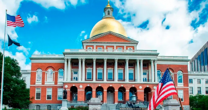馬薩諸塞州州議會大廈外觀，象徵當地立法者討論線上博彩合法化議題的場景