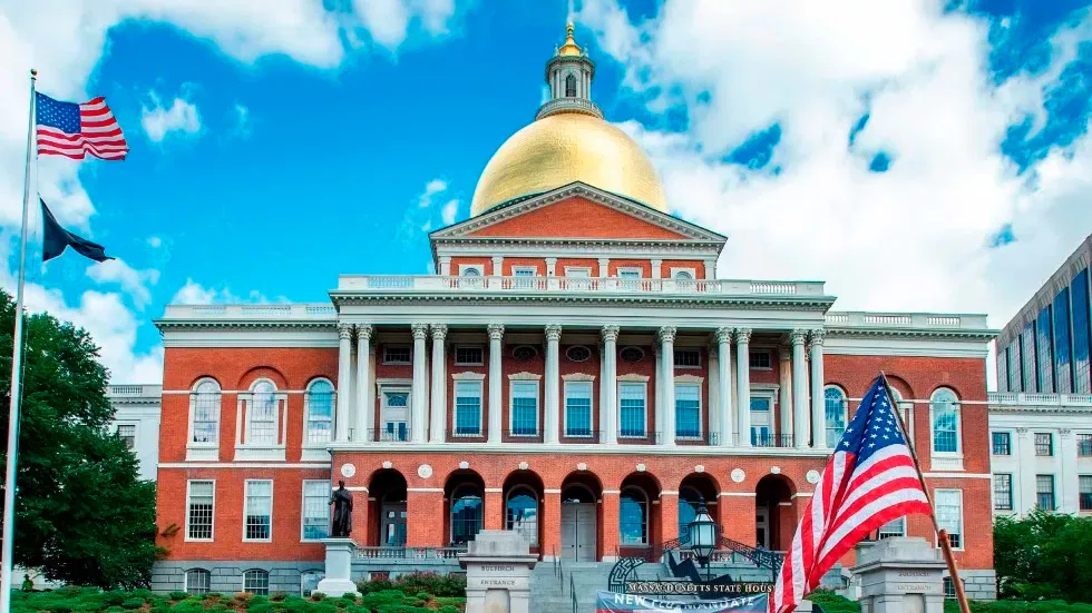馬薩諸塞州州議會大廈外觀，象徵當地立法者討論線上博彩合法化議題的場景