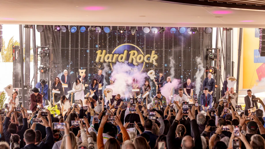 加州特洪硬石赌场开幕庆典现场，举行标志性砸吉他仪式