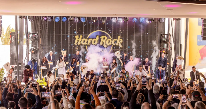 加州特洪硬石赌场开幕庆典现场，举行标志性砸吉他仪式