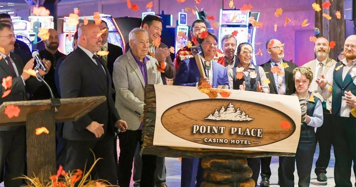 奥奈达印第安民族代表雷·哈尔布里特等领导人手持刻有 Point Place Casino Hotel 标志的木板，在室内举行盛大开幕仪式。现场有彩带和秋叶装饰，庆祝 5000 万美元的扩建工程完工，周围是兴奋的州和地方官员及员工。
