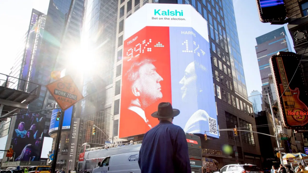 纽约时代广场的 Kalshi 选举博彩广告牌，显示 特朗普 99% 对阵 哈里斯 1% 的胜率预测。