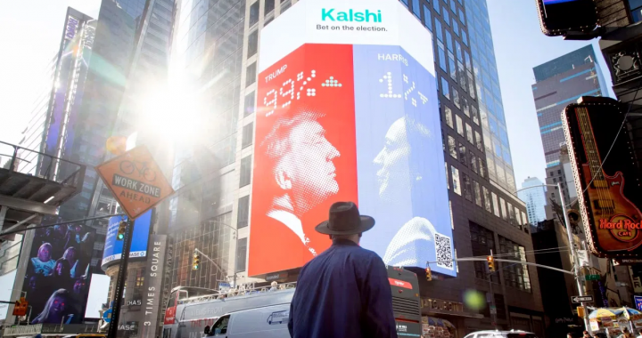 纽约时代广场的 Kalshi 选举博彩广告牌，显示 特朗普 99% 对阵 哈里斯 1% 的胜率预测。