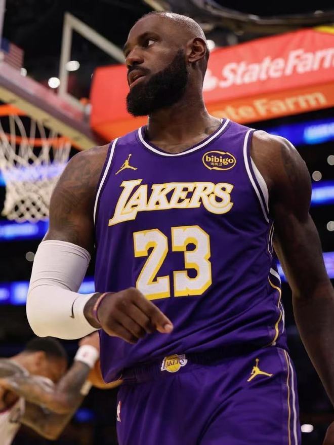 NBA 洛杉磯湖人隊球星勒布朗·詹姆斯身穿紫色 23 號球衣的特寫,展示他在比賽中專注、嚴肅的表情。