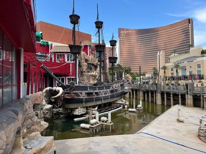 金银岛酒店海盗船大战重启概念图，展示拉斯维加斯大道上传奇海盗秀的回归场景。