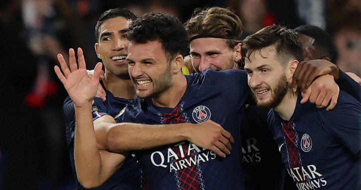 巴黎圣日耳曼球员在比赛中庆祝进球的特写照片