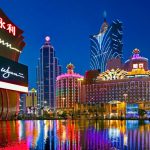 澳门夜景，灯火辉煌的永利、美高梅和葡京等综合度假村与赌场，象征着澳门博彩业的繁荣。