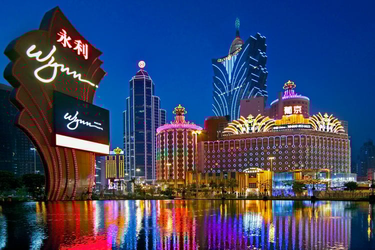 澳门夜景，灯火辉煌的永利、美高梅和葡京等综合度假村与赌场，象征着澳门博彩业的繁荣。