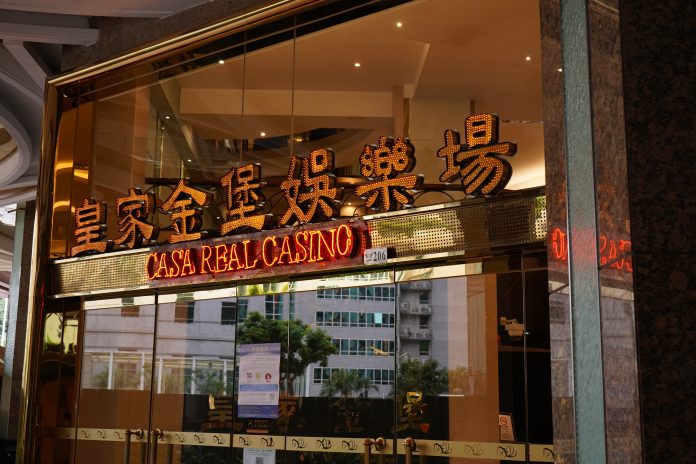 皇家金堡娱乐场外观，标志性建筑象征澳门卫星赌场产业转型与经营调整。