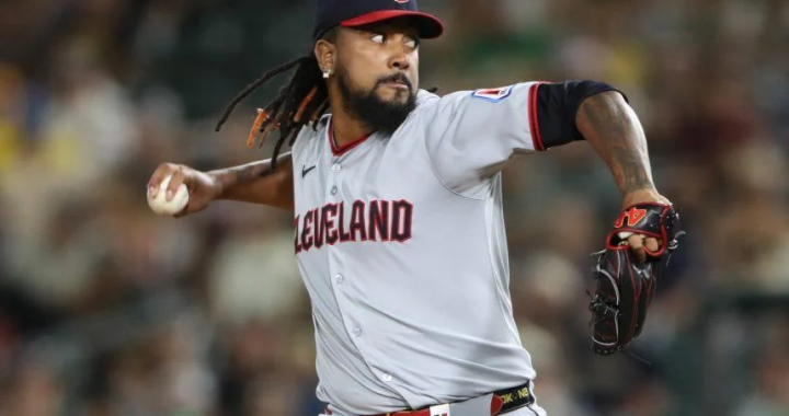 克利夫兰卫士队投手伊曼纽尔·克拉塞与路易斯·奥尔蒂斯涉嫌赌博操纵投球被起诉，MLB陷入诚信危机。